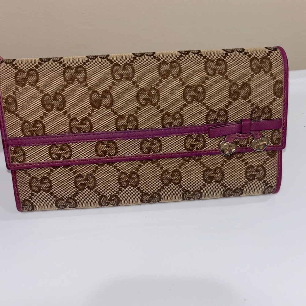 Gucci GG Canvas Wallet purple and tan Trim Heart Charm Continental”